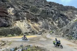 motorcycle-trail-riding-rocky-terrain
